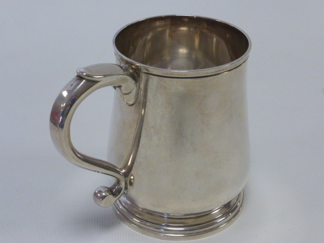 Silver tankard / christening cup hallmarked London 1964 by maker Richard Comyns, 9. - Image 3 of 3