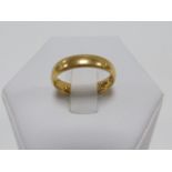 22ct gold wedding band, size K, 3.9g.