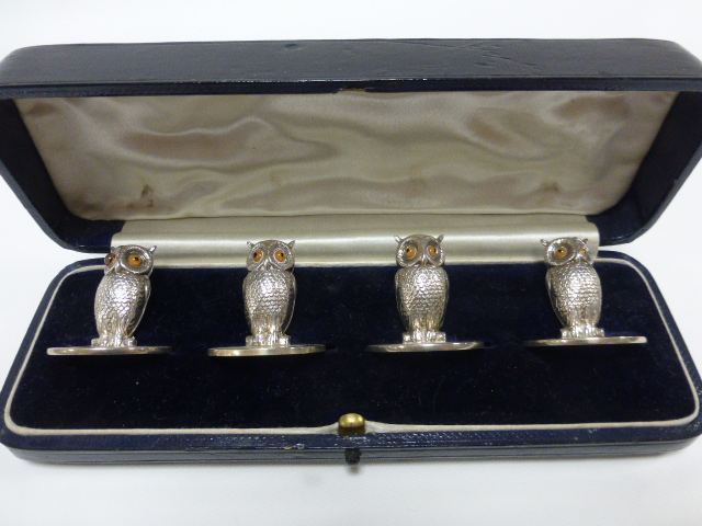 Fantastic cased set of four Sampson Mordan & Co silver menu holders modelled as standing owls, - Image 2 of 4