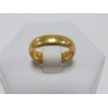 22ct gold wedding band, size K/L, 5.2g.