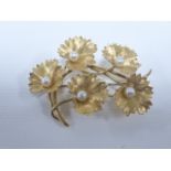 18ct brooch of five leaves set with pearls, 4.4cms in length, 7.3g.