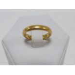 22ct gold wedding band, size L/M, 4.6g.