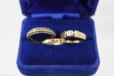 A SELECTION OF THREE GOLD DRESS RINGS to include an illusion solitaire, an eternity and another with
