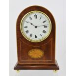 AN EARLY 20TH CENTURY MAHOGANY MANTEL TIMEPIECE, having boxwood bound and inlaid dome case with four