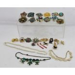 TWENTY-ONE BROOCHES, A PEARL NECKLACE etc. and other jewellery, mixed makers