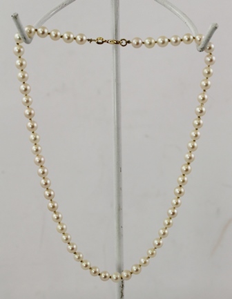 A UNIFORM CULTURED PEARL NECKLACE with 9ct gold clasp, 36cm long