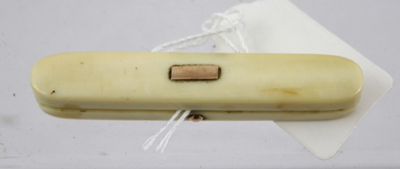 A GEORGE III IVORY TOOTH PICK HOLDER, having gold mounts, fitted mirror inside, hinged lid, 7.5cm - Image 2 of 2