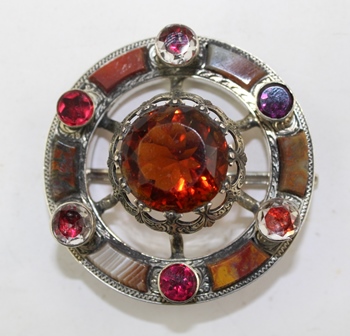 A VICTORIAN SCOTTISH AGATE AND SILVER KILT BROOCH/CLOAK PIN, set with citrine, amethyst and - Image 3 of 4