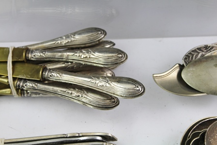 A QUANTITY OF MISCELLANEOUS SILVER PLATED CUTLERY, includes sauce ladles - Image 6 of 7