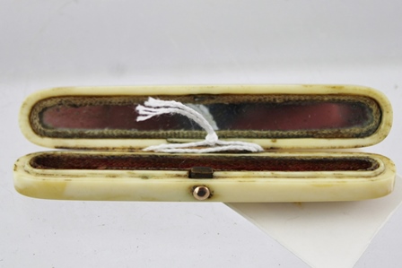 A GEORGE III IVORY TOOTH PICK HOLDER, having gold mounts, fitted mirror inside, hinged lid, 7.5cm