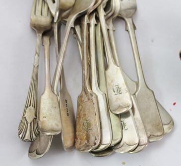 A QUANTITY OF MISCELLANEOUS SILVER PLATED CUTLERY, includes sauce ladles - Image 2 of 7