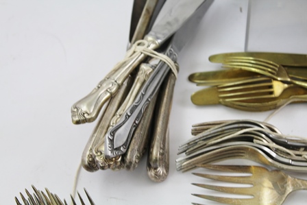 A QUANTITY OF MISCELLANEOUS SILVER PLATED CUTLERY, includes sauce ladles - Image 3 of 7