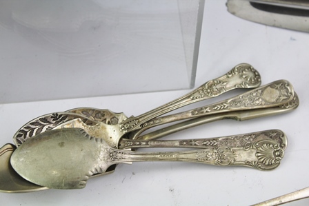 A QUANTITY OF MISCELLANEOUS SILVER PLATED CUTLERY, includes sauce ladles - Image 4 of 7