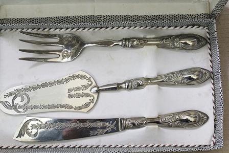 A QUANTITY OF MISCELLANEOUS SILVER PLATED CUTLERY, includes sauce ladles - Image 7 of 7