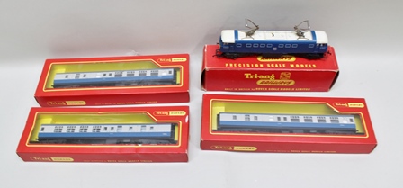 TRIANG RAILWAYS 00 GAUGE R753 E3001- BOW ELECTRIC LOCO and three R728 break second class coach in - Image 2 of 3