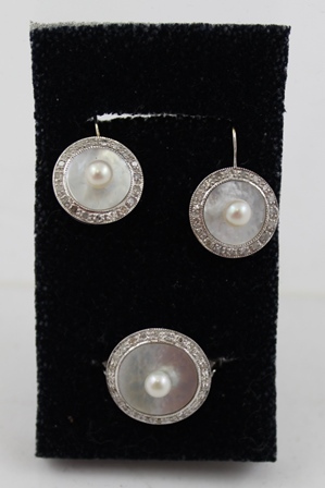 A RHODIUM FINISHED WHITE GOLD COLOURED METAL TRIO OF RING AND A PAIR OF EARRINGS each having a