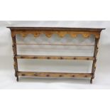 A GEORGIAN DESIGN OAK WALL RACK having shaped frieze and sides, with top shelf retaining bar and