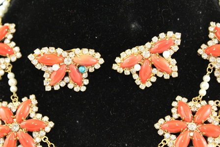 ANNE KLEIN A PEARL AND GLASS JEWELLERY SUITE of simulated coral and pearls, comprising necklet and a - Image 2 of 3