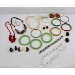 A SELECTION OF RETRO PLASTIC/LUCITE AND THERMO PLASTIC/GLASS JEWELLERY