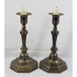 HAWKSWORTH & EYRE A PAIR OF CAST SILVER CANDLESTICKS IN THE 18TH CENTURY STYLE, Sheffield 1902,