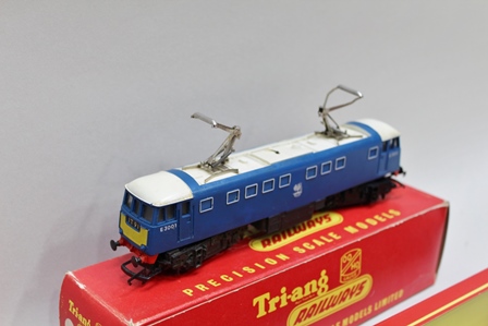 TRIANG RAILWAYS 00 GAUGE R753 E3001- BOW ELECTRIC LOCO and three R728 break second class coach in - Image 3 of 3