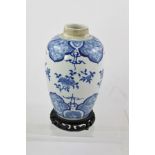 A PROBABLY LATE 18TH/EARLY 19TH CENTURY CHINESE HAND PAINTED BLUE AND WHITE VASE AND COVER,