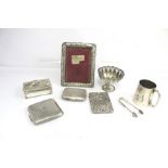 WILLIAM J. HOLMES AN EDWARDIAN SILVER VISITING CARD CASE, having an embossed scene of "Royal