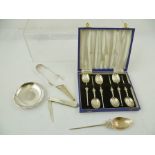 CHARLES S. GREEN & CO. LTD. A CASED SET OF SILVER COFFEE SPOONS IN THE FORM OF ANOINTING SPOONS,