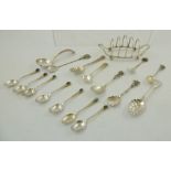 THOMAS BRADBURY & SON A SILVER FOUR-SLICE WIRE TOAST RACK, raised on four ball feet, SIX SILVER