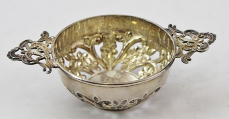 A CONTINENTAL WHITE METAL BONBON BASKET, pierced and cast with floral swags, swing handle and - Image 3 of 3