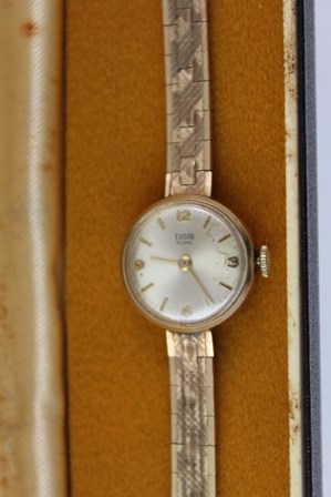 A 1990'S TUDOR (ROLEX) 9CT GOLD LADY'S BRACELET WATCH having mechanical seventeen jewel mechanism - Image 2 of 6