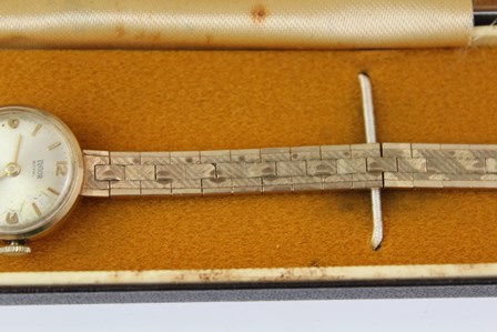 A 1990'S TUDOR (ROLEX) 9CT GOLD LADY'S BRACELET WATCH having mechanical seventeen jewel mechanism - Image 3 of 6