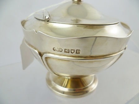 REID & SONS A SILVER PEDESTAL SUGAR BASIN having hinged lid and hemispherical body with wire - Image 3 of 3