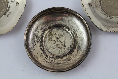 A SELECTION OF SIX NUT DISHES/BONBONNIERES including a pair inset Queen Elizabeth II Silver - Image 3 of 6