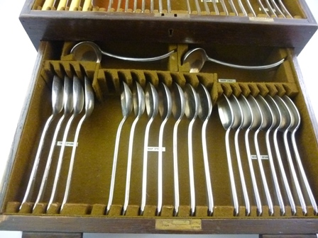 MAPPIN & WEBB A 1930's EPNS FITTED OAK CANTEEN OF FLATWARE AND CUTLERY "Grecian" pattern, eight - Image 4 of 5