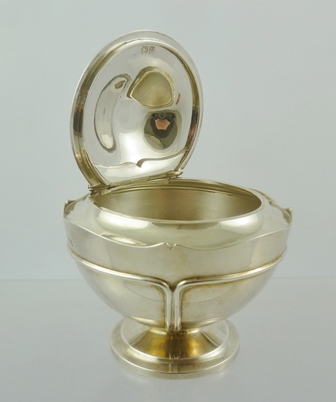 REID & SONS A SILVER PEDESTAL SUGAR BASIN having hinged lid and hemispherical body with wire