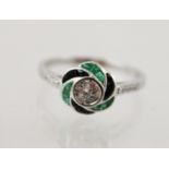 AN ART DECO STYLE DIAMOND, EMERALD AND SAPPHIRE SET DRESS RING, having central brilliant rub-over