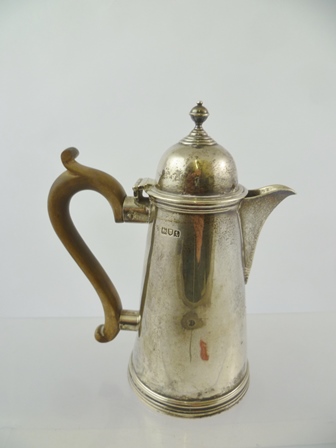 C.S. HARRIS & SONS A QUEEN ANNE STYLE SILVER HOT WATER POT having hinged domed lid with knop on a