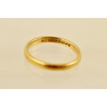 A 22CT GOLD PLAIN BARREL PATTERN WEDDING BAND