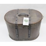 A LATE 20th CENTURY VINTAGE STYLE PICNIC DRINKS CARRIER of lidded case form, ply constructed, with