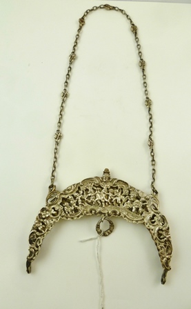 A CONTINENTAL CAST WHITE METAL EVENING BAG MOUNT, with cherub and acanthus leaf decoration and chain