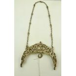 A CONTINENTAL CAST WHITE METAL EVENING BAG MOUNT, with cherub and acanthus leaf decoration and chain
