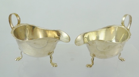ADOLF SCOTT LTD A PAIR OF CHIPPENDALE STYLE SILVER SAUCE BOATS each having cut rim with upswept wire - Image 4 of 4