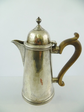 C.S. HARRIS & SONS A QUEEN ANNE STYLE SILVER HOT WATER POT having hinged domed lid with knop on a - Image 2 of 2