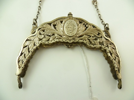 A CONTINENTAL CAST WHITE METAL EVENING BAG MOUNT, with cherub and acanthus leaf decoration and chain - Image 3 of 3