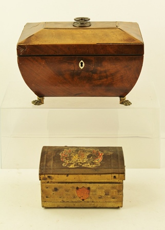 AN EARLY 19TH CENTURY TEA CADDY of sarcophagus shape, the lid with ring handle, fitted with two