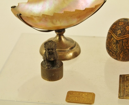 A MIXED LOT OF COLLECTABLES to include seal, carving, snuff shell, silver mounted shell, opera - Image 5 of 5