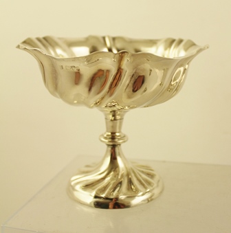 GEORGE NATHAN & RIDLEY HAYES AN EDWARDIAN SILVER STANDARD BONBON DISH of fluted form on pedestal - Image 2 of 8