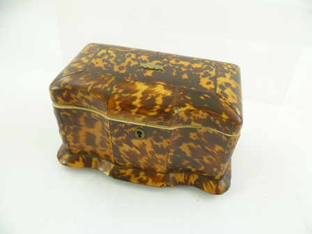 AN EARLY 19TH CENTURY TORTOISESHELL TEA CADDY of serpentine breakfront form, the hinged lid - Image 6 of 6