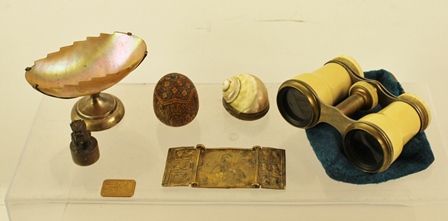 A MIXED LOT OF COLLECTABLES to include seal, carving, snuff shell, silver mounted shell, opera